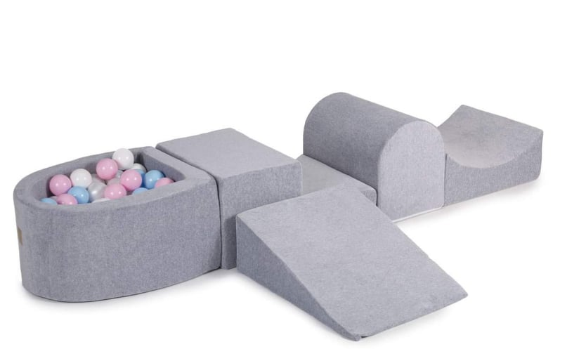 Parcours De Motricite Gris Avec Puits A Balles Pastel Boule De Gomme